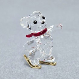 Swarovski Beer Kris jubileumeditie met rode sjaal en gouden schaatsen
